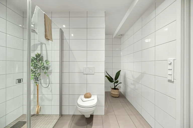 Scandinavian Bathroom Ideas for Small Apartments: Layouts, Light & Storage Hacks (2026 Guide)