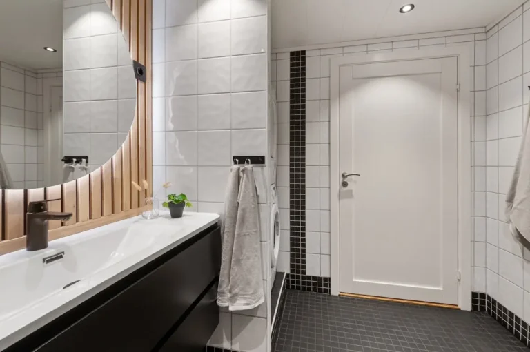 Scandinavian Bathroom with Wood Accents: How to Add Warmth Without Ruining Your Joinery