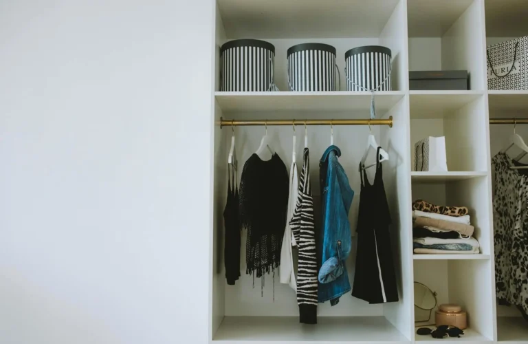 Storage Hacks for Small Homes: 15 “Genius” Shortcuts (No Renovations)